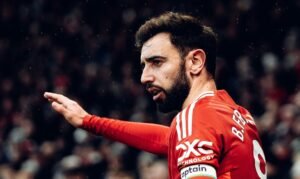 Roy Keane volta a criticar Bruno Fernandes: "O Manchester United sofreu um golo praticamente por causa dele