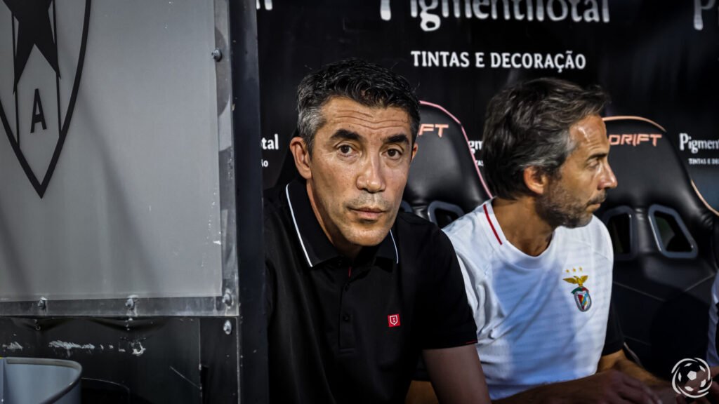 Bruno Lage analisa taticamente o Benfica: «Destacamo-nos entre as melhores equipas da Europa na pressão à construção» Bruno Lage analisa taticamente o Benfica: «Destacamo-nos entre as melhores equipas da Europa na pressão à construção»