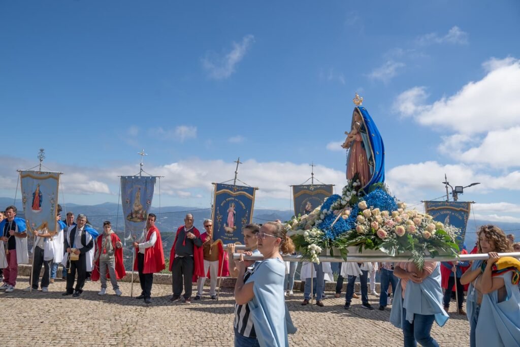Crença que desloca colinas: Peregrinação a Nossa Senhora do Viso atrai multidões em Celorico Fé que move montanhas: Romaria a Nossa Senhora do Viso junta milhares em Celorico
