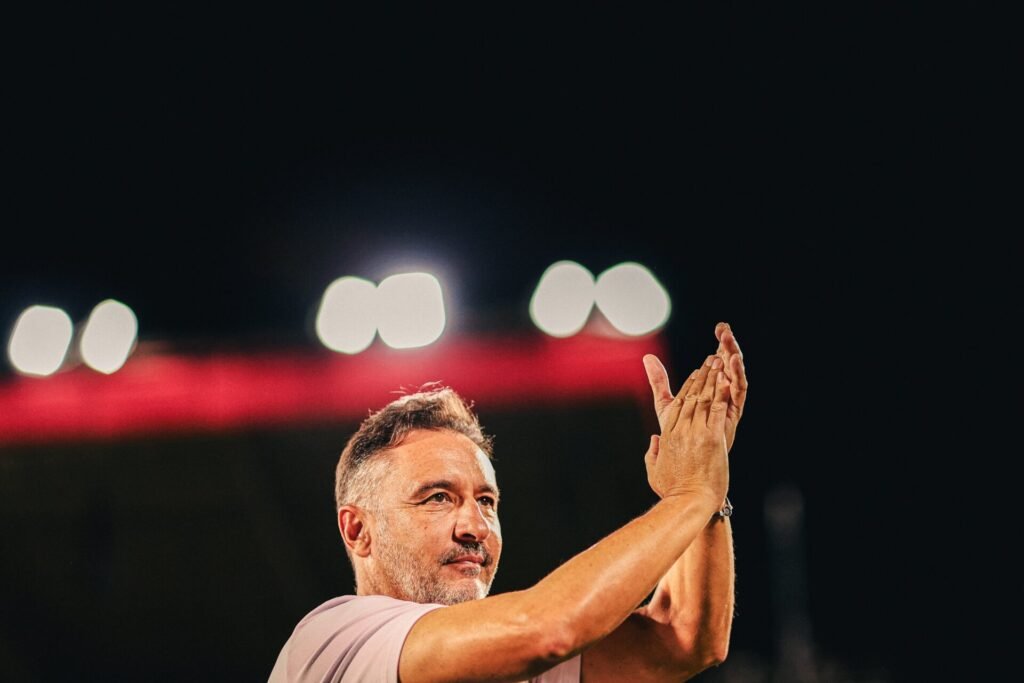 Wolverhampton renova com Vítor Pereira por mais três anos Wolverhampton renova com Vítor Pereira por mais três anos