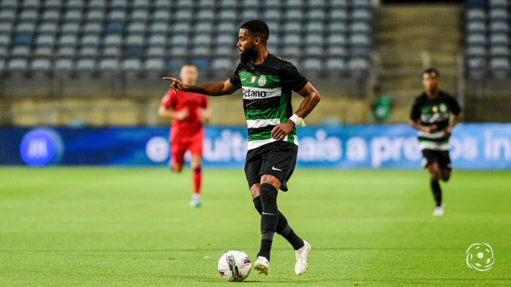 Jeremiah St. Juste ultrapassado por dois jogadores do Sporting