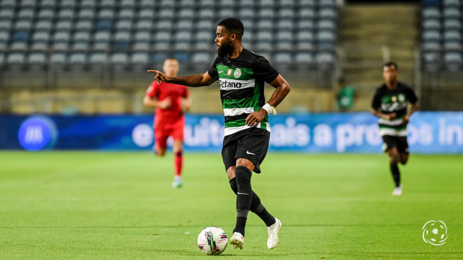 Jeremiah St. Juste ultrapassado por dois jogadores do Sporting
