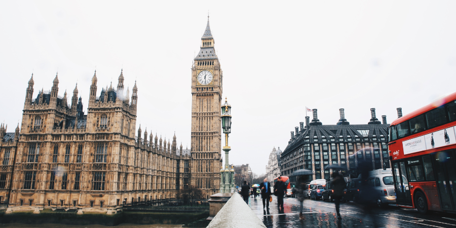 Consultora britânica em Portugal reduz contratações de recém-licenciados: saiba porquê Consultora britânica em Portugal reduz contratações de recém-licenciados: saiba porquê