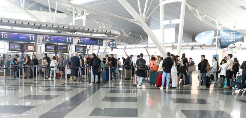 ANAC Encomenda Estudo para Avaliar Capacidade do Aeroporto do Porto ANAC Encomenda Estudo para Avaliar Capacidade do Aeroporto do Porto