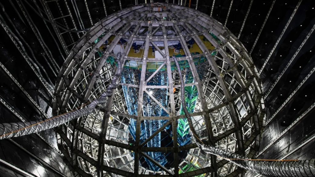 Cientistas ativam o maior detector de neutrinos do mundo em profundidade subterrânea Cientistas ativam o maior detector de neutrinos do mundo em profundidade subterrânea