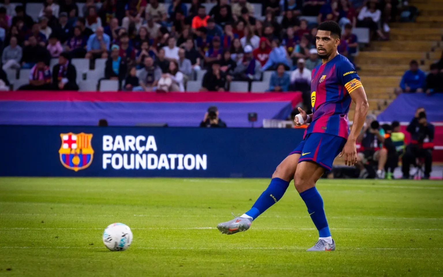 Chelsea avalia defesa do Barcelona como possível solução para crise de lesões