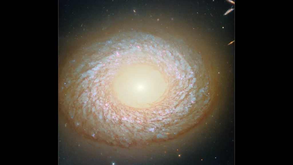 Hubble descobre uma galáxia híbrida com um passado misterioso e violento Hubble descobre uma galáxia híbrida com um passado misterioso e violento