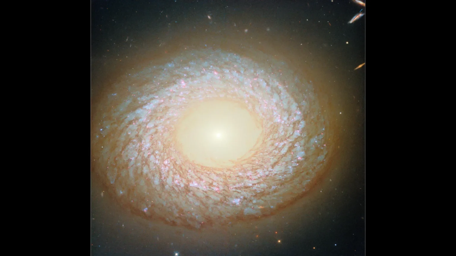 Hubble descobre uma galáxia híbrida com um passado misterioso e violento Hubble descobre uma galáxia híbrida com um passado misterioso e violento