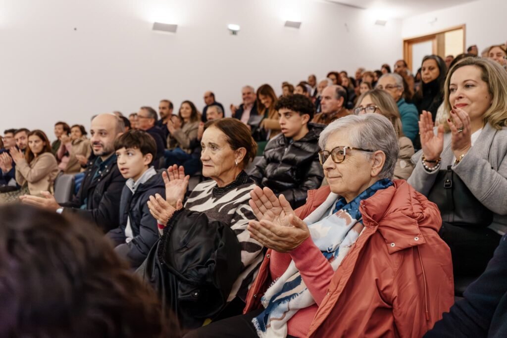 Obra foi lançada em cerimónia emotiva que reuniu comunidade, amigos e autarcas.