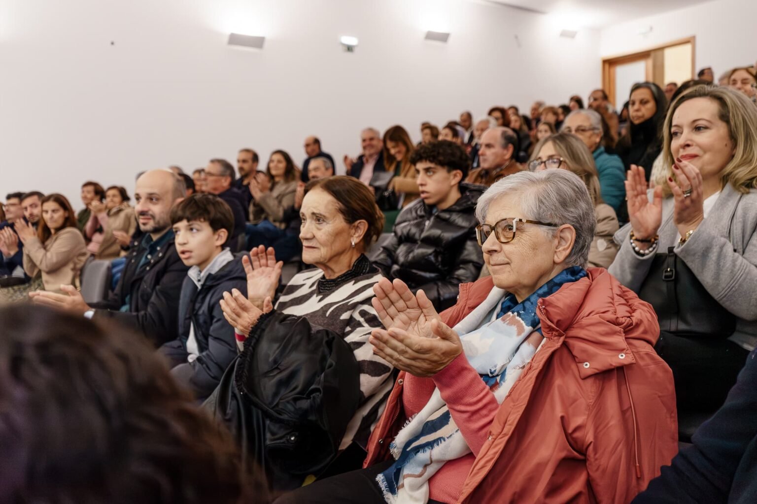 Padre António Gonçalves lança sua nova obra “Nostalgia” em Gandarela Obra foi lançada em cerimónia emotiva que reuniu comunidade, amigos e autarcas.