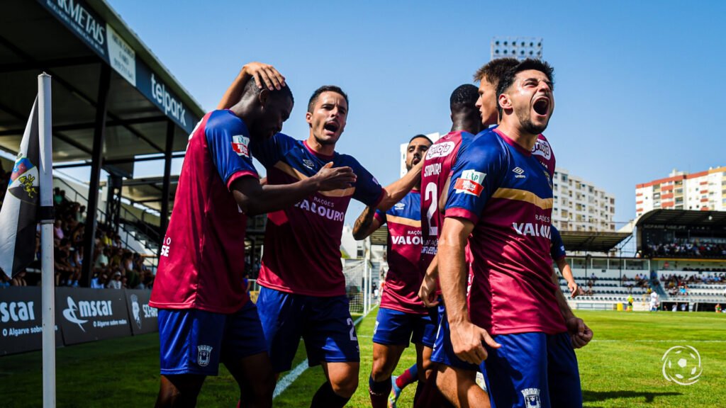 Torreense conquista segundo lugar da Segunda Liga e Académico Viseu protagoniza reviravolta com dez jogadores contra o Lusitânia Lourosa Torreense conquista segundo lugar da Segunda Liga e Académico Viseu protagoniza reviravolta com dez jogadores contra o Lusitânia Lourosa