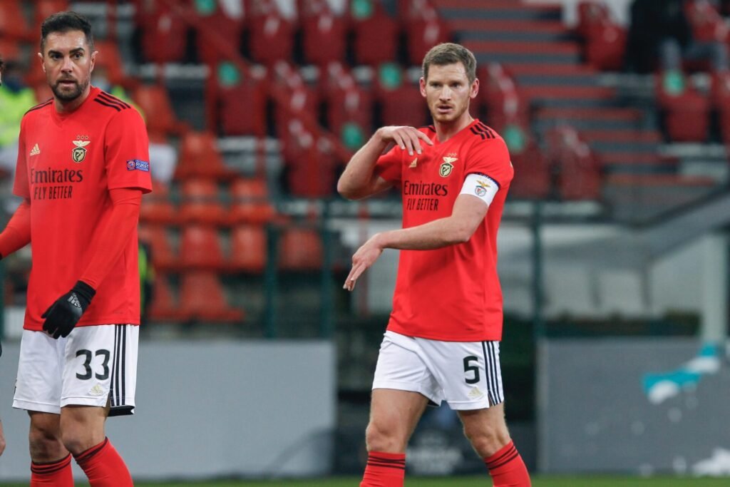 Jan Vertonghen reflete sobre sua passagem pelo Benfica e antecipa duelo decisivo com o Ajax: «Quem perder está fora» Jan Vertonghen reflete sobre sua passagem pelo Benfica e antecipa duelo decisivo com o Ajax: «Quem perder está fora»