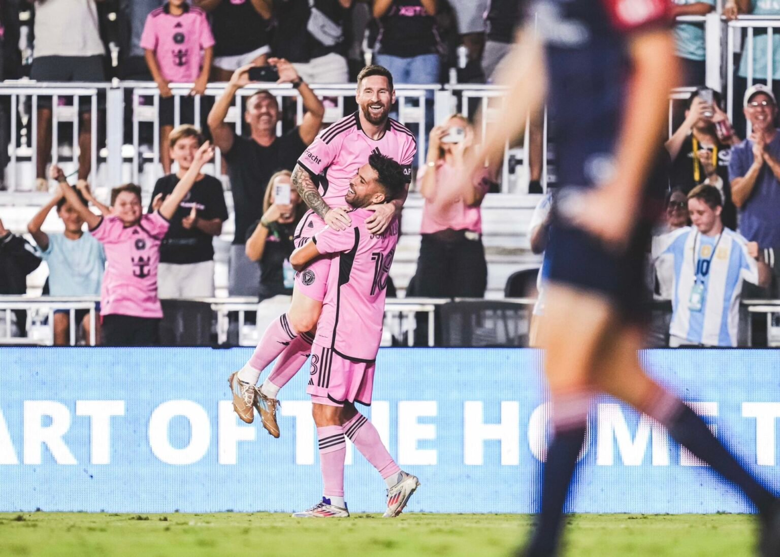 Jordi Alba elogia Lamine Yamal e descarta comparações com Lionel Messi: «Grandíssimo jogador... mas não há comparação possível»