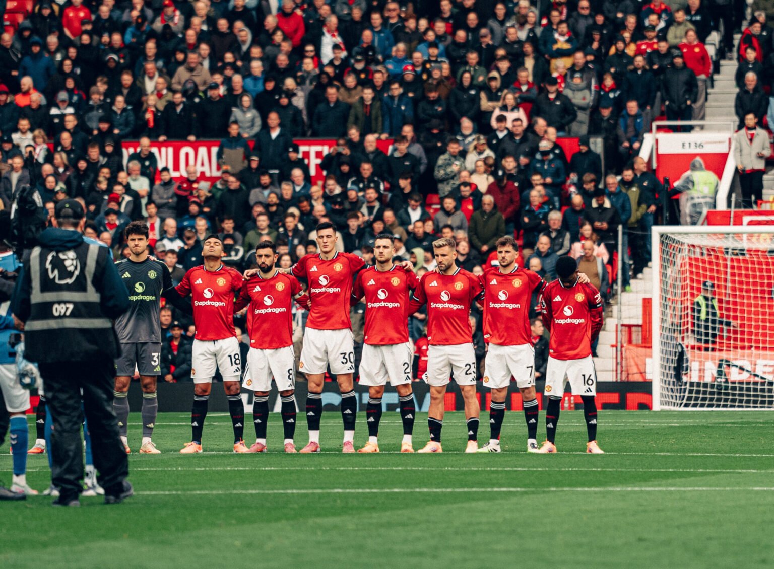 Manchester United de Ruben Amorim paga menos de 1 milhão de euros e novo médio chega a Inglaterra nos próximos dias