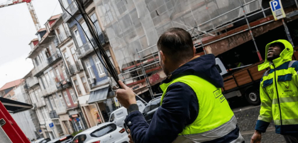 Adeus Fios Pendurados: Limpeza em Massa na Baixa do Porto