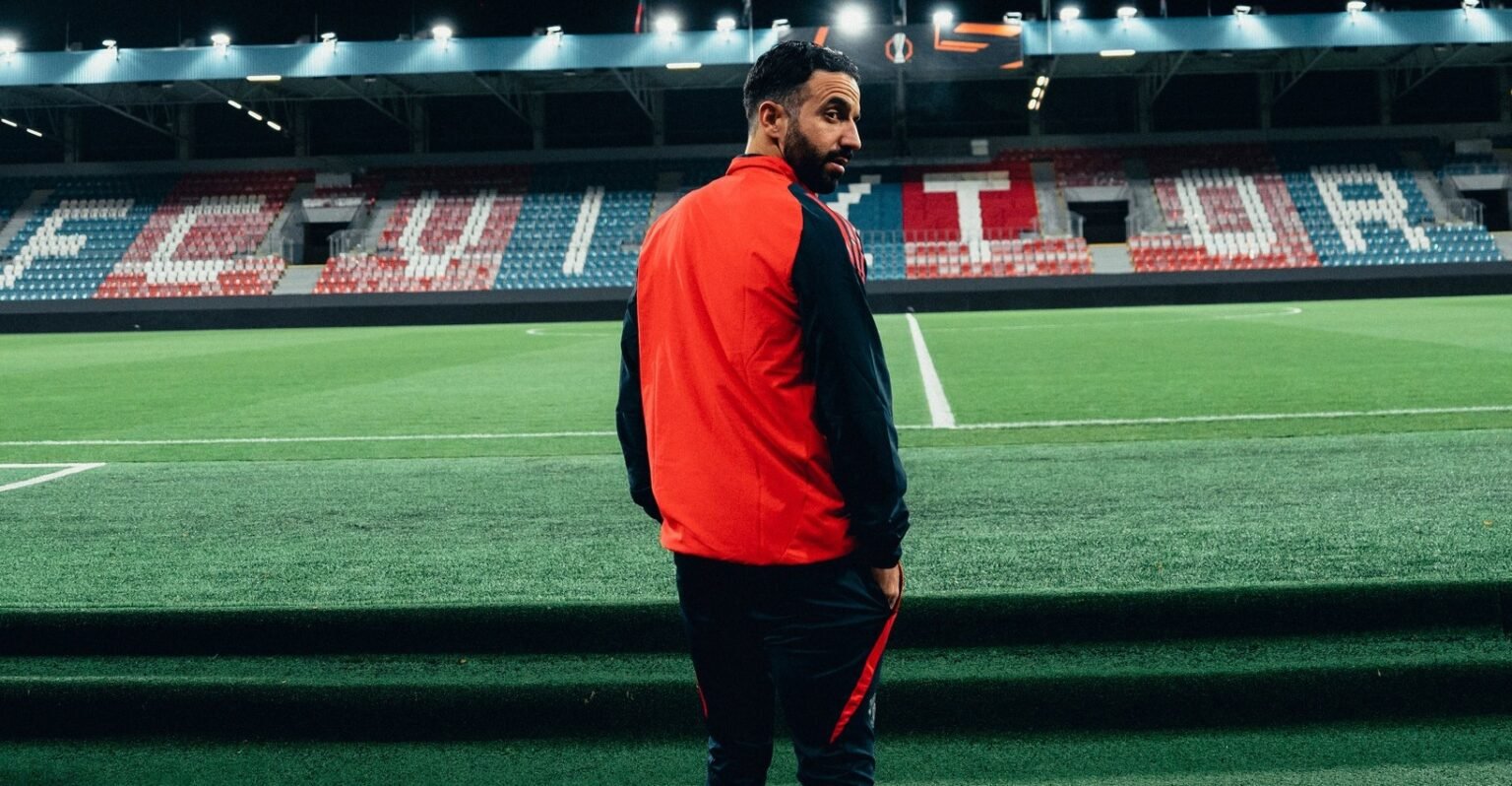 Rúben Amorim mira na promoção de jovem avançado para o plantel principal do Manchester United