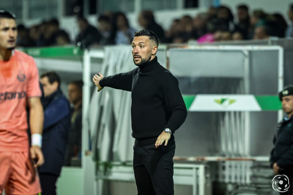 Francesco Farioli revela perda de peso, mas admite: «Acho que Luuk de Jong pode ganhar minutos»