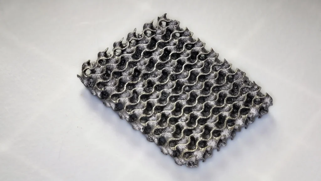 Cientistas cultivam metal em vez de imprimir em 3D — e ele é 20x mais forte