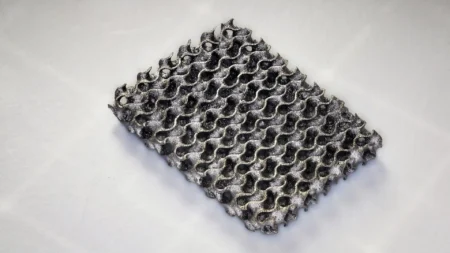 Cientistas cultivam metal em vez de imprimir em 3D — e ele é 20x mais forte