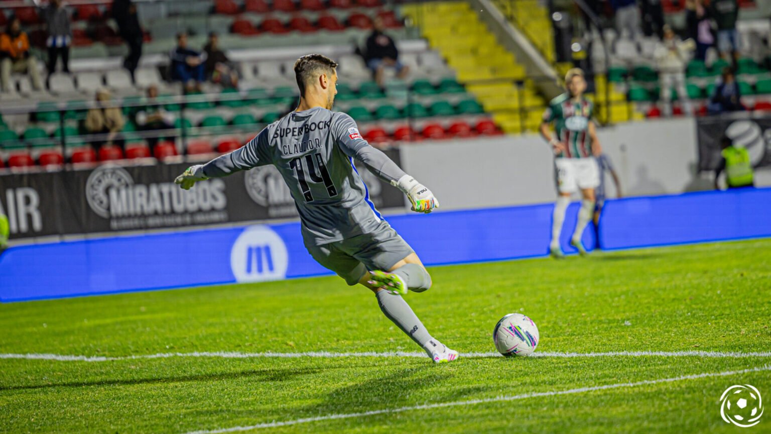 "Três Erros, Três Golos: As Lições de Cláudio Ramos"