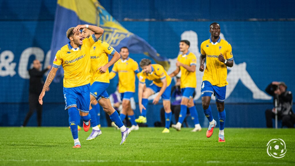 Estoril Praia goleia Alverca e sobe ao 9.º lugar da Primeira Liga Estoril Praia goleia Alverca e sobe ao 9.º lugar da Primeira Liga