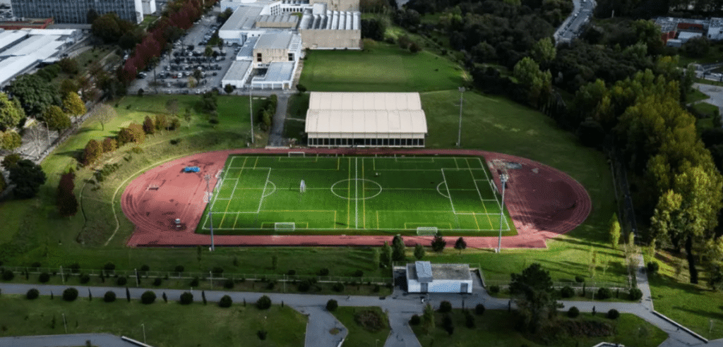 Faculdade de Desporto Renova Campo de Futebol e Ganha Nova Vida Faculdade de Desporto Renova Campo de Futebol e Ganha "Nova Vida"