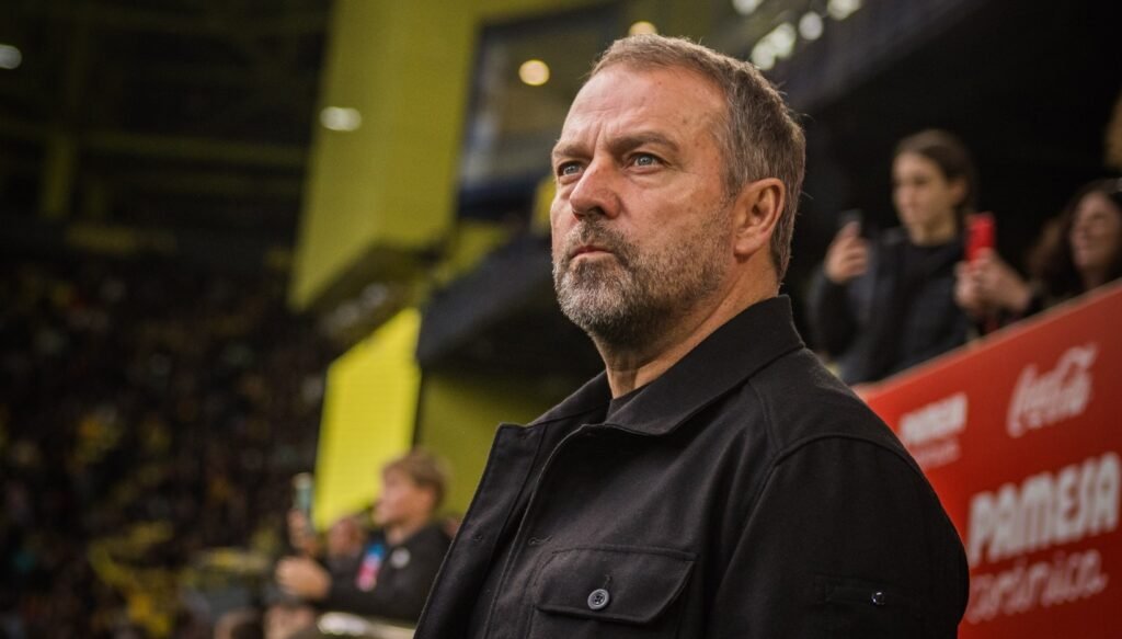 Barcelona adapta jogador de lateral para central e se torna indiscutível