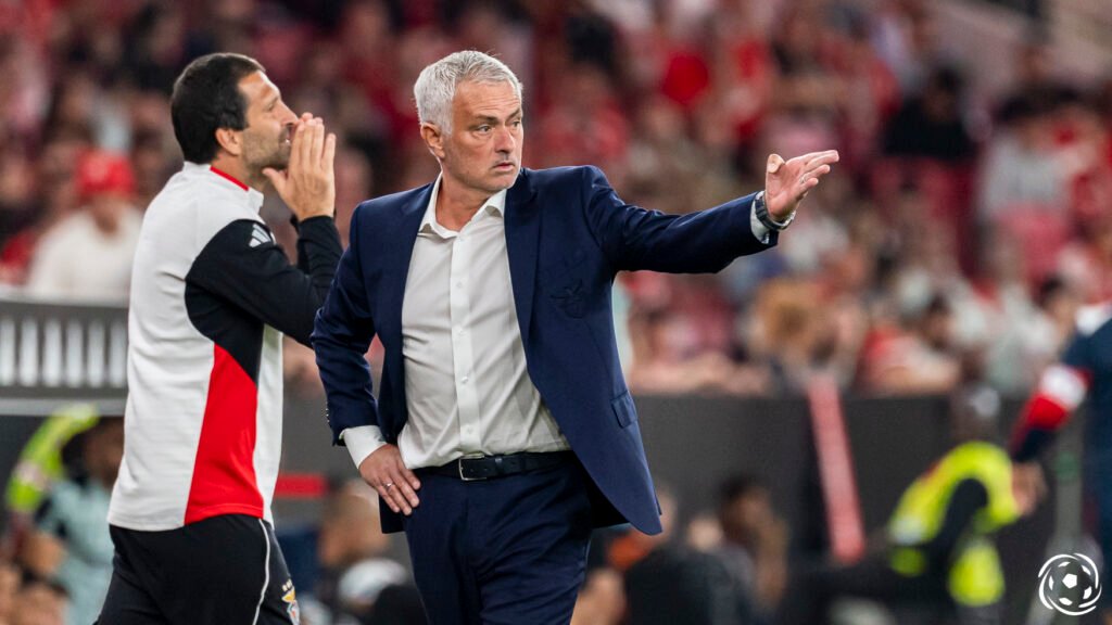 José Mourinho afasta sonho dos benfiquistas: É irrealista José Mourinho afasta sonho dos benfiquistas: «É irrealista»