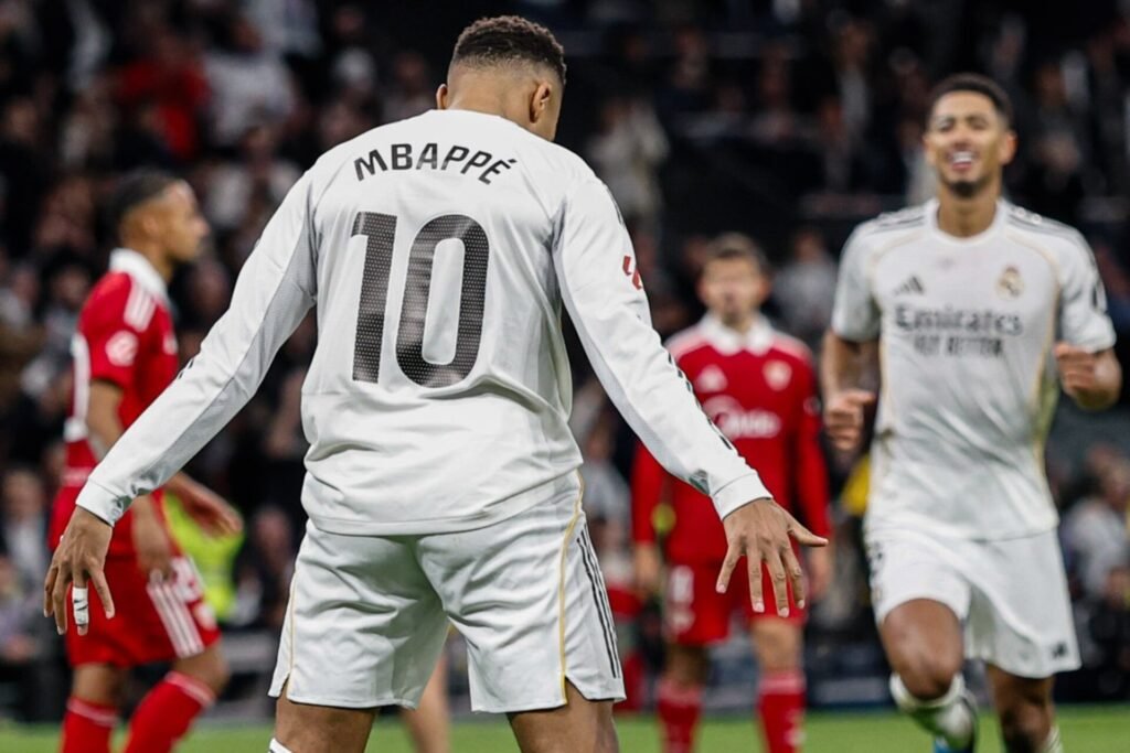 Kylian Mbappé iguala recorde de Cristiano Ronaldo e celebra como o português: «O melhor da história do Real Madrid e uma referência para o futebol mundial»