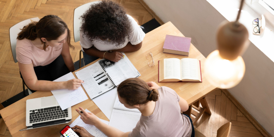Governo propõe bolsa máxima para estudantes universitários abaixo da linha da pobreza Governo propõe bolsa máxima para estudantes universitários abaixo da linha da pobreza