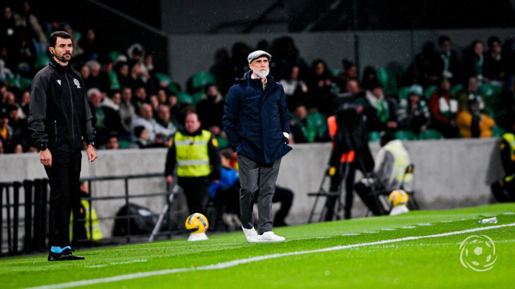 Estratégia de Álvaro Pacheco: Controlar o Jogo Interior e Intensificar as Laterais contra o Sporting