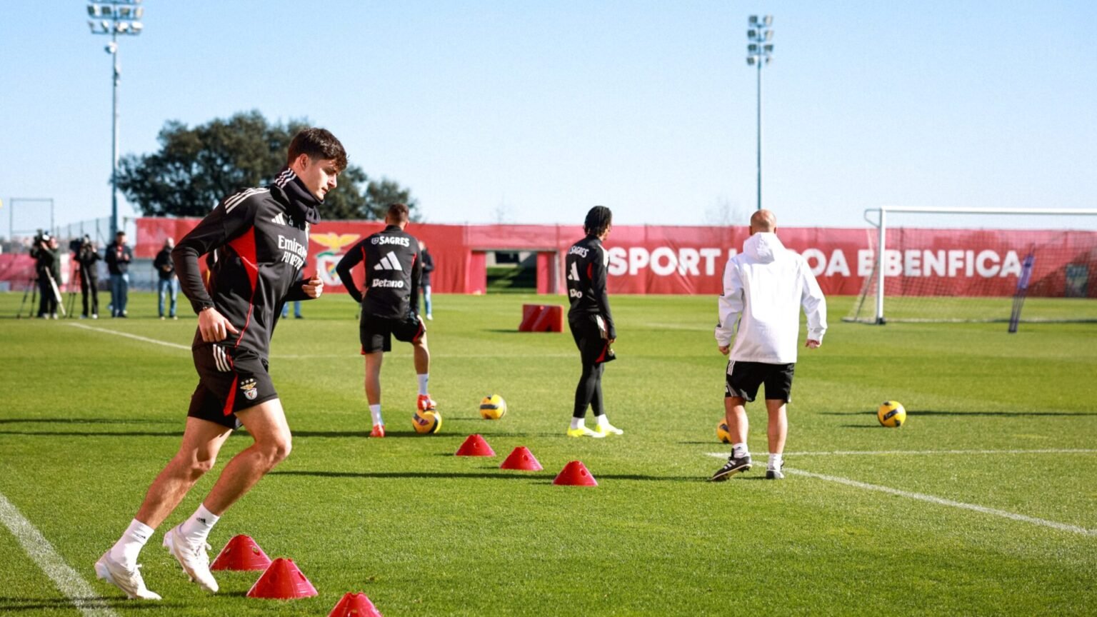 Benfica: 6 Baixas e 6 Jovens no Treino Antes do Jogo contra a Juventus Benfica: 6 Baixas e 6 Jovens no Treino Antes do Jogo contra a Juventus