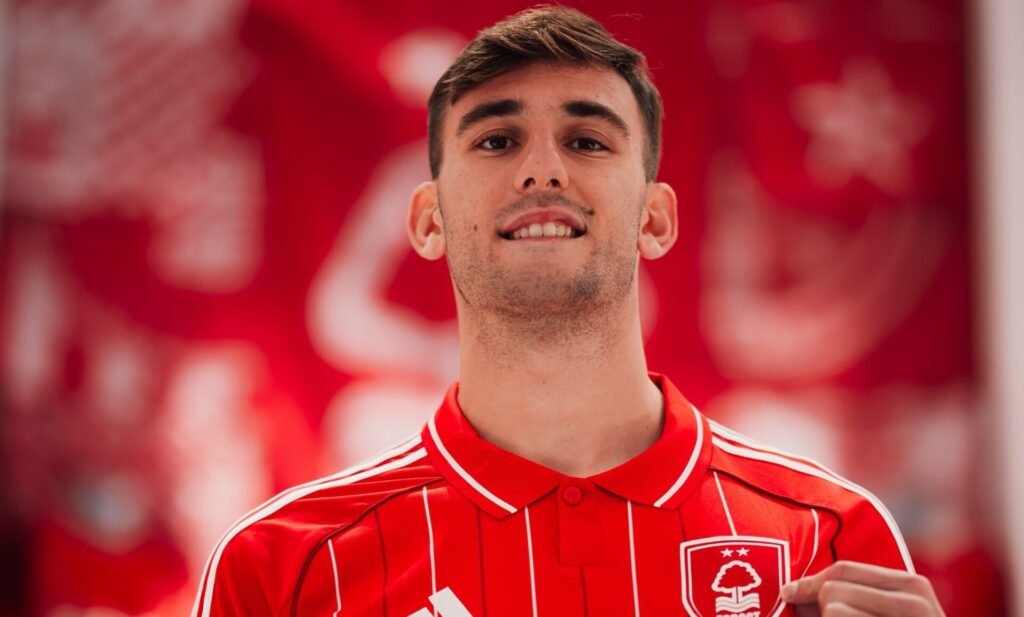 Lorenzo Lucca confirmado como reforço do Nottingham Forest