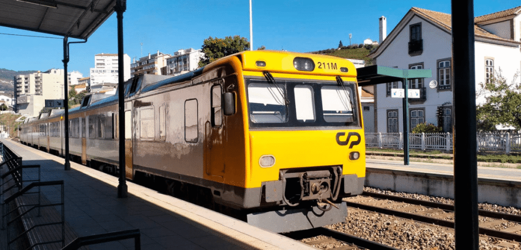 Suspensão da linha de comboio Porto