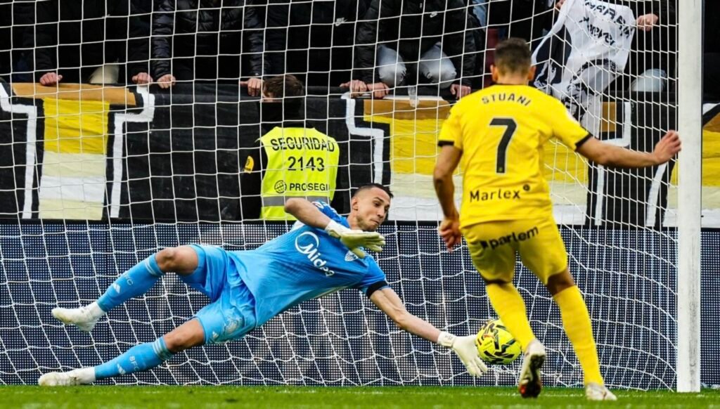 "Odysseas Vlachodimos: Salva Sevilha com Defesa de Penálti nos Descontos"