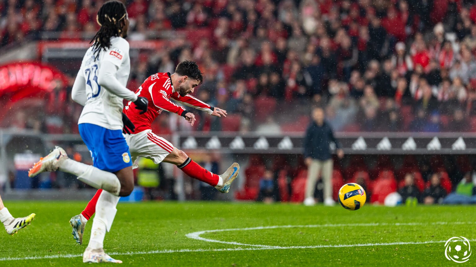 Rafa Silva retorna ao onze titular do Benfica após quase dois anos