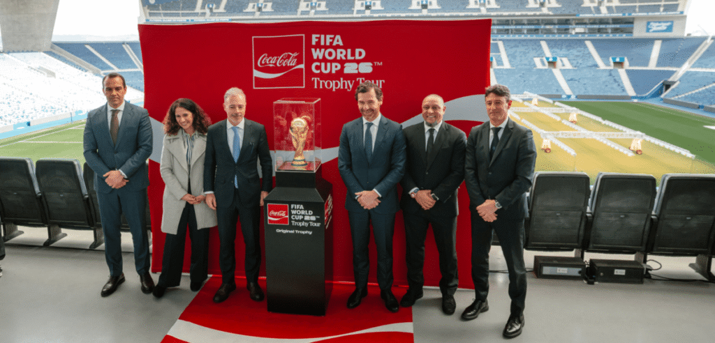 Roberto Carlos leva o troféu do Mundial ao Dragão e transforma o Porto em palco do futebol mundial
