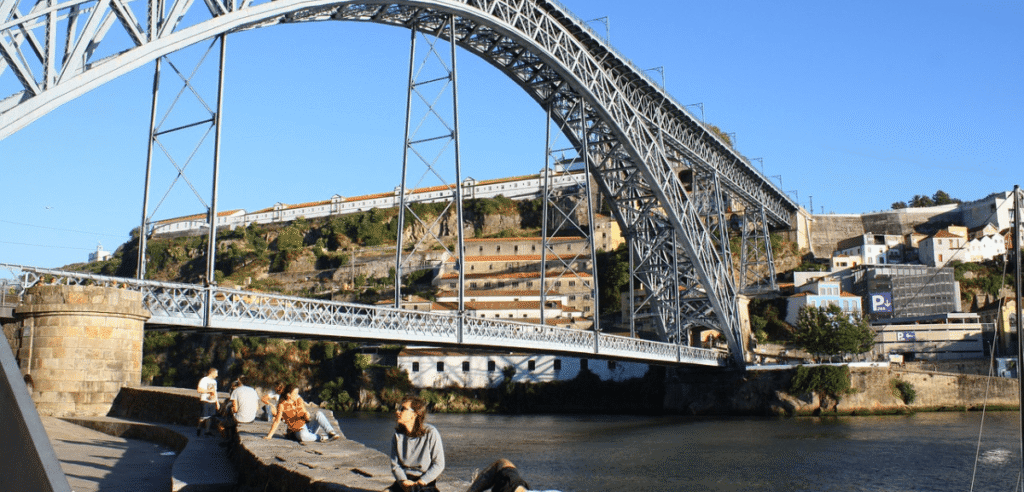 Descubra quanto a taxa turística gerou no Porto em 2025