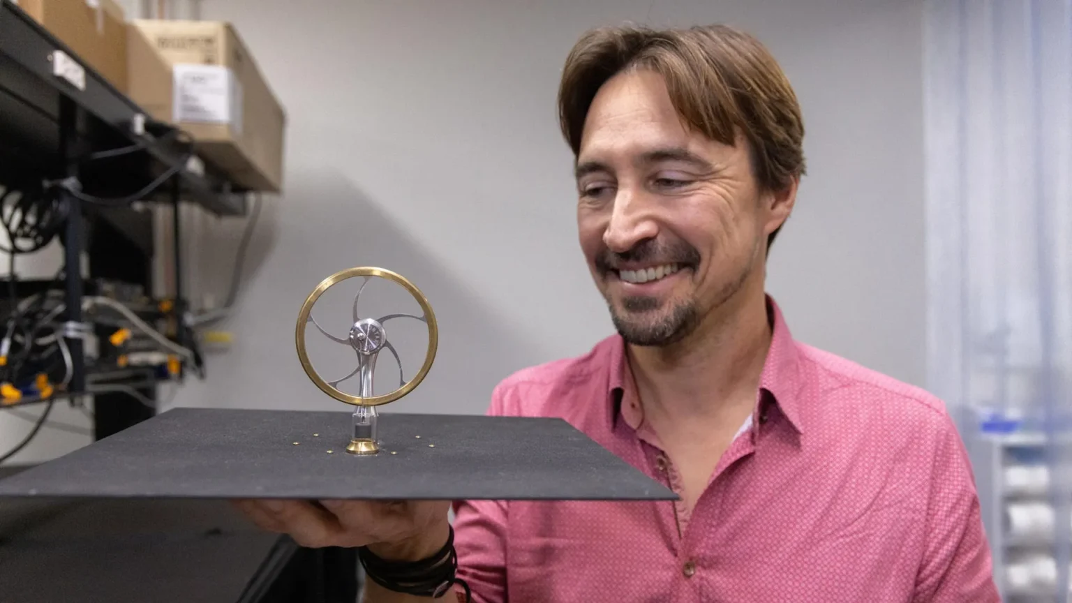 Novo motor utiliza o frio do espaço para gerar energia à noite