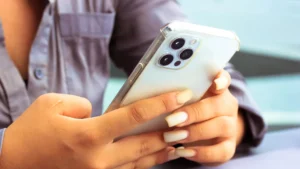 Cientistas criam esmalte transparente que permite usar telas sensíveis ao toque com unhas longas